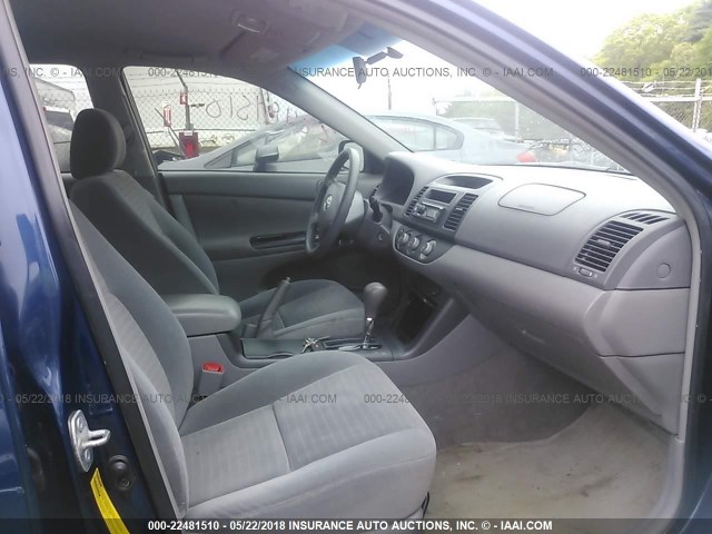 4T1BE30K05U062815 - 2005 TOYOTA CAMRY LE/XLE/SE ლურჯი ფოტო 5