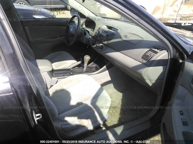 4T1BE32K32U055480 - 2002 TOYOTA CAMRY LE/XLE/SE 黑色 照片 5