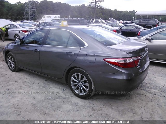 4T1BF1FK5FU878039 - 2015 TOYOTA CAMRY LE/XLE/SE/XSE GRAY photo 3