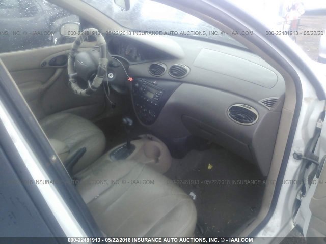 1FAFP36371W221785 - 2001 FORD FOCUS SE/SE COMFORT WHITE photo 5