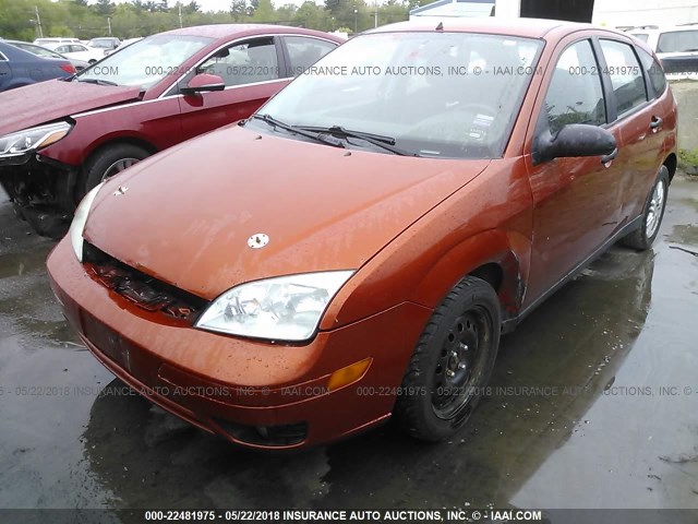 3FAFP37N45R104206 - 2005 FORD FOCUS ZX5 ORANGE photo 6