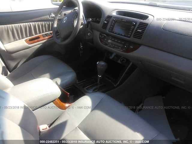 4T1BF30K55U082751 - 2005 TOYOTA CAMRY LE/XLE/SE ლურჯი ფოტო 5