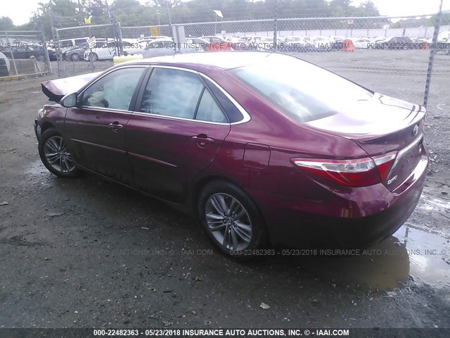 4T1BF1FKXFU887352 - 2015 TOYOTA CAMRY LE/XLE/SE/XSE RED photo 3