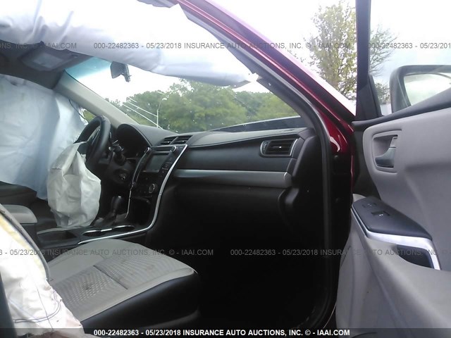 4T1BF1FKXFU887352 - 2015 TOYOTA CAMRY LE/XLE/SE/XSE RED photo 5