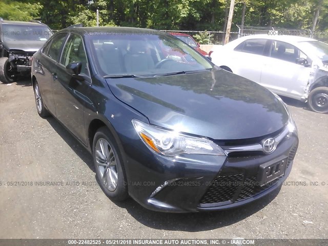 4T1BF1FK5HU330559 - 2017 TOYOTA CAMRY LE/XLE/SE/XSE BLUE photo 1