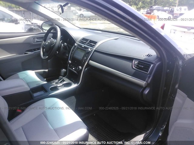 4T1BF1FK5HU330559 - 2017 TOYOTA CAMRY LE/XLE/SE/XSE BLUE photo 5