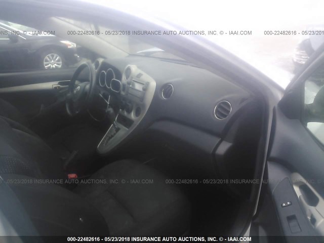 2T1KU4EE9AC241068 - 2010 TOYOTA COROLLA MATRIX  SILVER photo 5