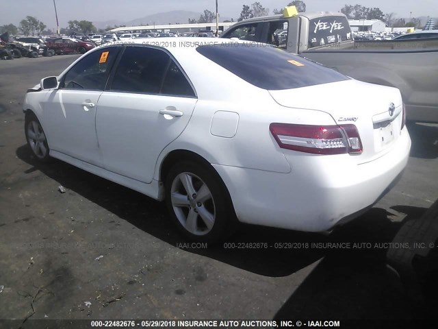 4T1BF3EK6BU660182 - 2011 TOYOTA CAMRY SE/LE/XLE WHITE photo 3