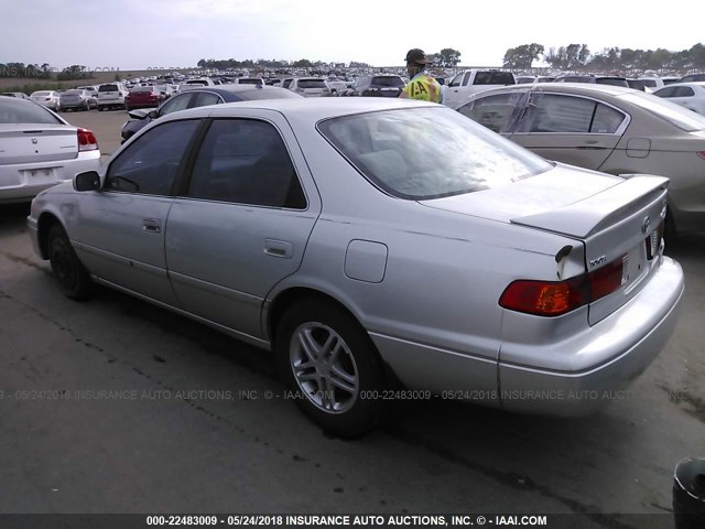 4T1BF22K3YU098054 - 2000 TOYOTA CAMRY LE/XLE Silber Foto 3