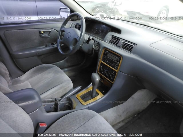 4T1BF22K3YU098054 - 2000 TOYOTA CAMRY LE/XLE Silber Foto 5
