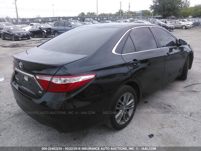 4T1BF1FK5HU729276 - 2017 TOYOTA CAMRY LE/XLE/SE/XSE BLACK photo 4