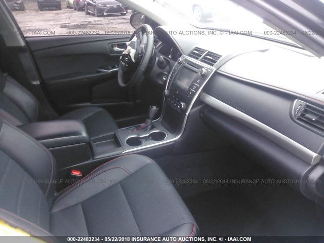 4T1BF1FK5HU729276 - 2017 TOYOTA CAMRY LE/XLE/SE/XSE BLACK photo 5