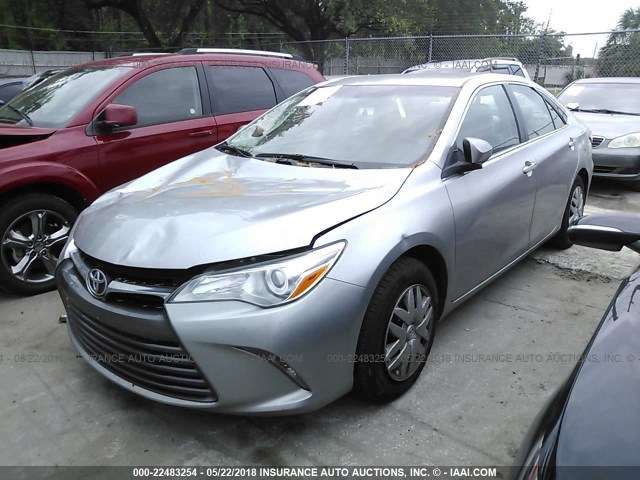 4T1BF1FK1GU174437 - 2016 TOYOTA CAMRY LE/XLE/SE/XSE SILVER photo 2