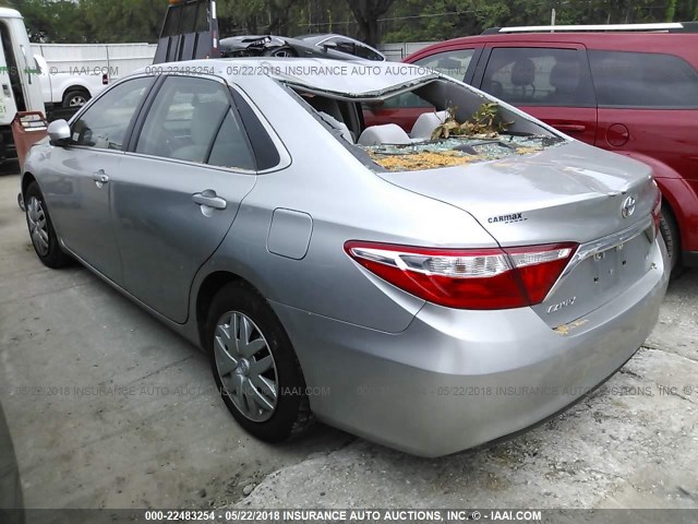 4T1BF1FK1GU174437 - 2016 TOYOTA CAMRY LE/XLE/SE/XSE SILVER photo 3