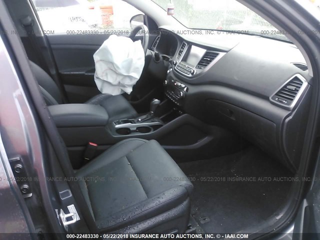KM8J3CA23GU202195 - 2016 HYUNDAI TUCSON LIMITED/SPORT AND ECO/SE GRAY photo 5