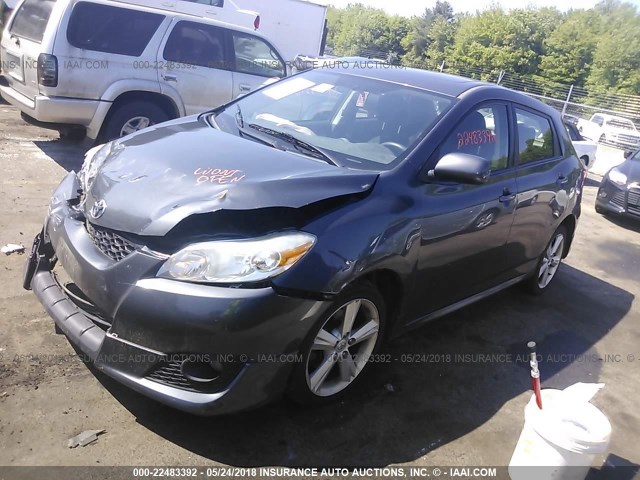 2T1LE40E79C007662 - 2009 TOYOTA COROLLA MATRIX S GRAY photo 2