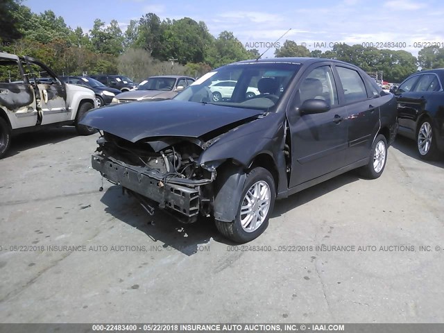1FAFP34N75W253016 - 2005 FORD FOCUS ZX4 GRAY photo 2
