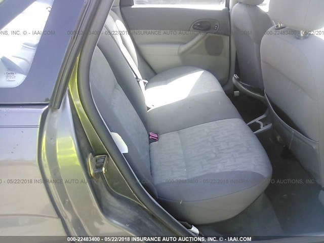 1FAFP34N75W253016 - 2005 FORD FOCUS ZX4 GRAY photo 8