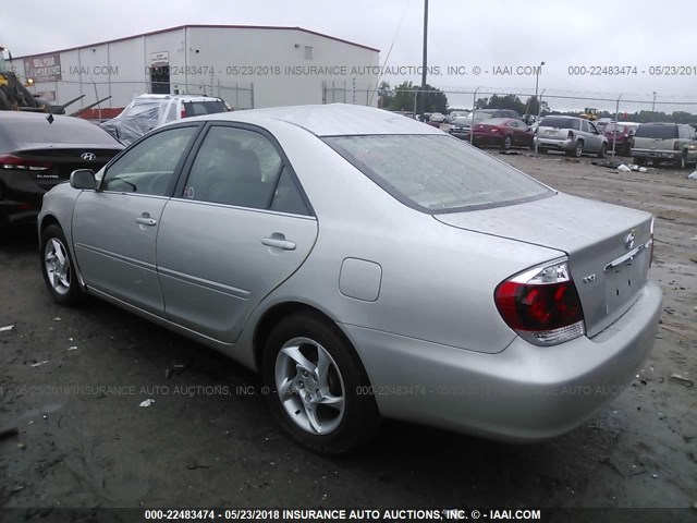 4T1BE32K35U520585 - 2005 TOYOTA CAMRY LE/XLE/SE Gümüş foto 3