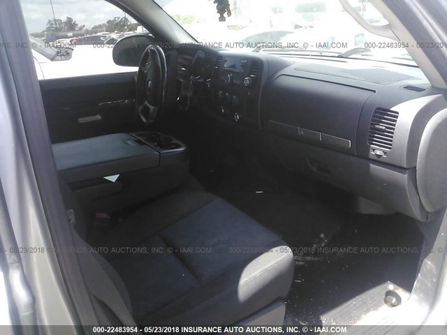 1GCSCSE04AZ290518 - 2010 CHEVROLET SILVERADO C1500 LT SILVER photo 5