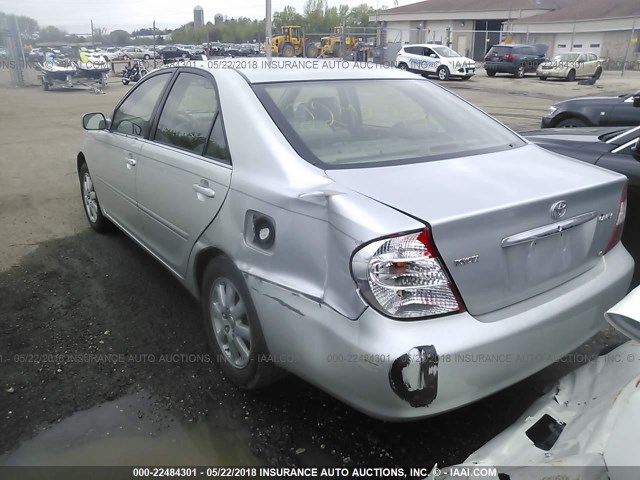 JTDBF30K730149195 - 2003 TOYOTA CAMRY LE/XLE Silber Foto 3
