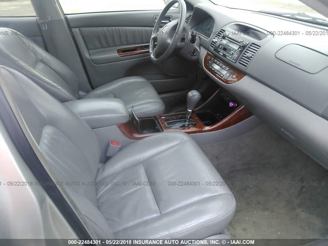 JTDBF30K730149195 - 2003 TOYOTA CAMRY LE/XLE Silber Foto 5