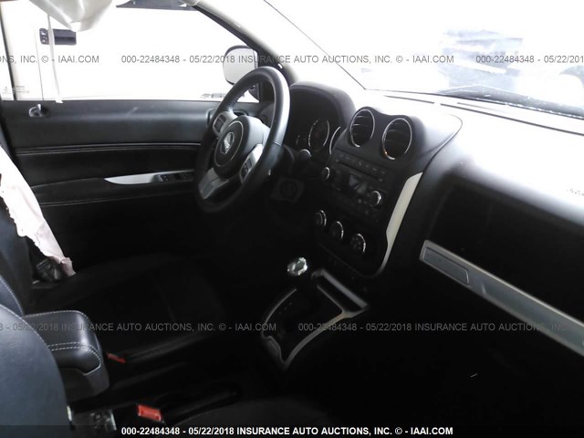 1C4NJDEB9GD685705 - 2016 JEEP COMPASS LATITUDE ნაცრისფერი ფოტო 5