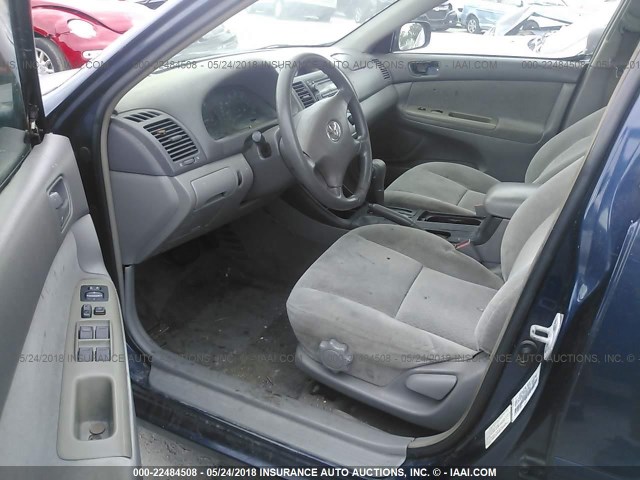 4T1BE32K32U619323 - 2002 TOYOTA CAMRY LE/XLE/SE ლურჯი ფოტო 5