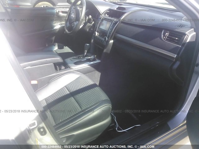 4T1BF1FK7EU341106 - 2014 TOYOTA CAMRY L/SE/LE/XLE 银色 照片 5