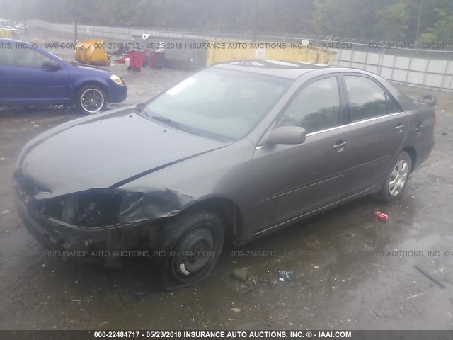 4T1BE32K72U539670 - 2002 TOYOTA CAMRY LE/XLE/SE ოქროსფერი ფოტო 2