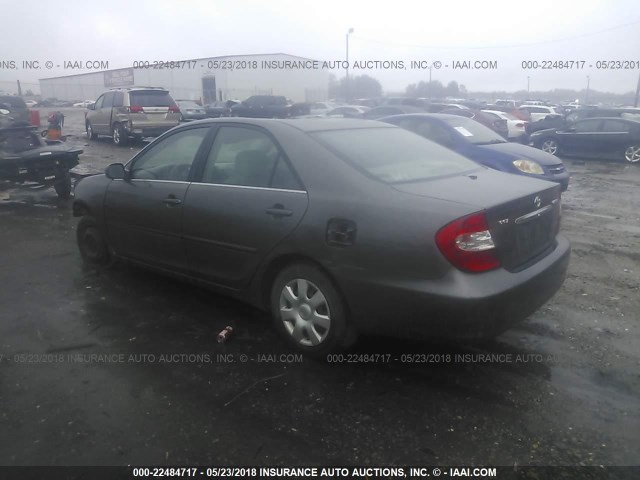 4T1BE32K72U539670 - 2002 TOYOTA CAMRY LE/XLE/SE ოქროსფერი ფოტო 3