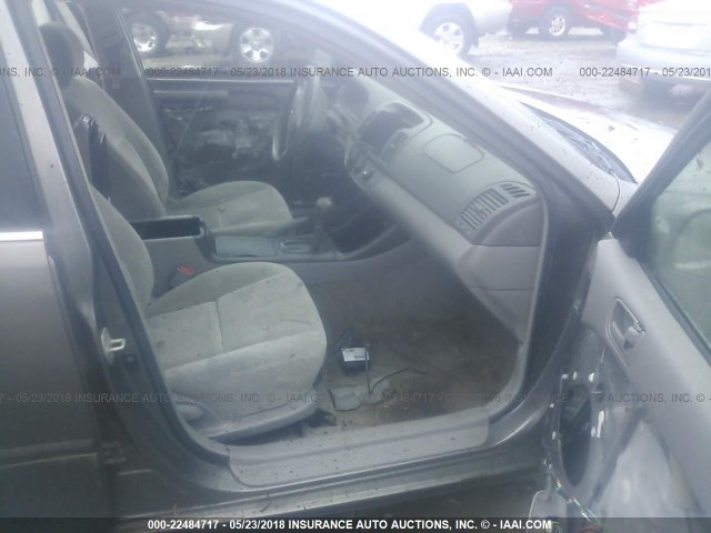 4T1BE32K72U539670 - 2002 TOYOTA CAMRY LE/XLE/SE ოქროსფერი ფოტო 5