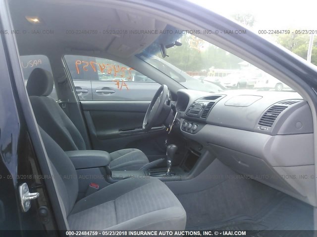 4T1BE32K45U386637 - 2005 TOYOTA CAMRY LE/XLE/SE შავი ფოტო 5