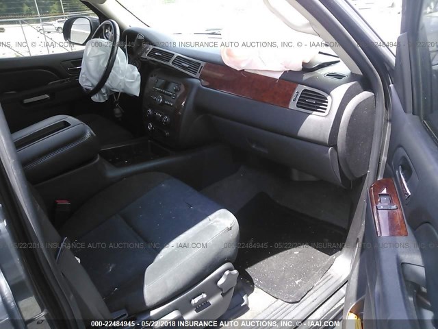 1GNSCAE0XBR141226 - 2011 CHEVROLET TAHOE C1500  LS GRAY photo 5