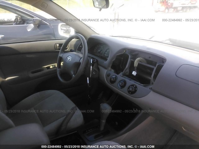 4T1BE30K14U280163 - 2004 TOYOTA CAMRY LE/XLE/SE თეთრი ფოტო 5