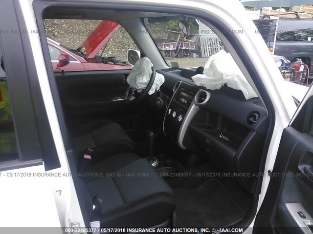 JTLKT324064086529 - 2006 TOYOTA SCION XB თეთრი ფოტო 5