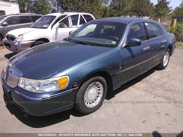 1LNHM81W92Y628793 - 2002 LINCOLN TOWN CAR EXECUTIVE Blau Foto 2