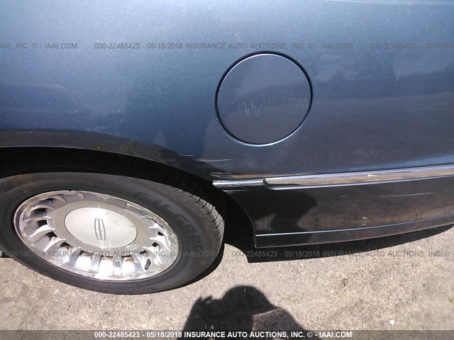 1LNHM81W92Y628793 - 2002 LINCOLN TOWN CAR EXECUTIVE Blau Foto 6