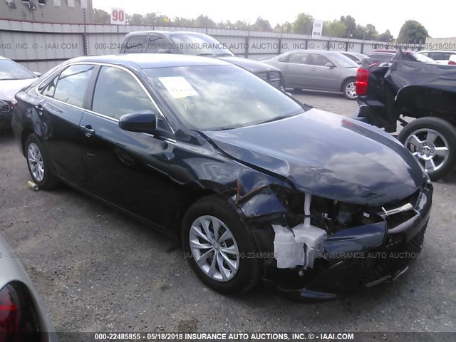 4T1BF1FK2FU920716 - 2015 TOYOTA CAMRY LE/XLE/SE/XSE Blau Foto 1