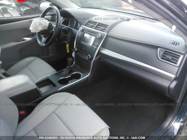 4T1BF1FK2FU920716 - 2015 TOYOTA CAMRY LE/XLE/SE/XSE Blau Foto 5