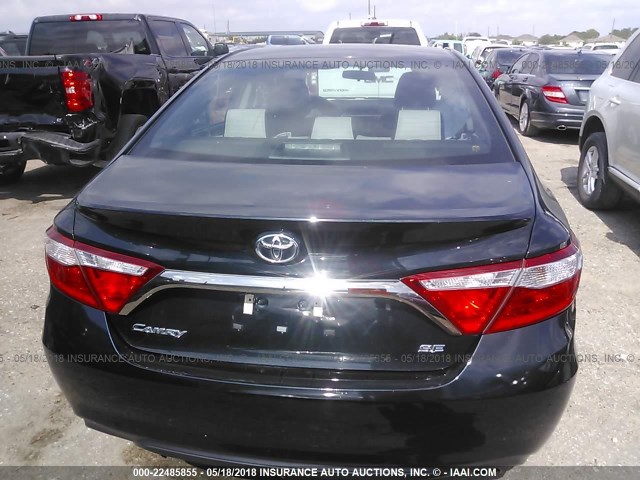 4T1BF1FK2FU920716 - 2015 TOYOTA CAMRY LE/XLE/SE/XSE Blau Foto 6