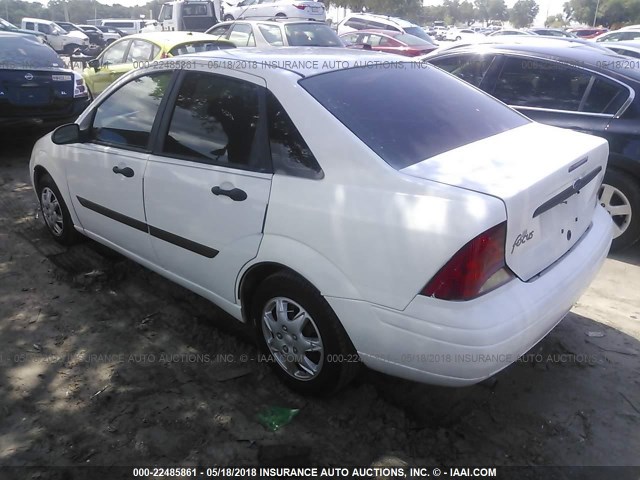 1FAFP33P7YW107898 - 2000 FORD FOCUS LX WHITE photo 3