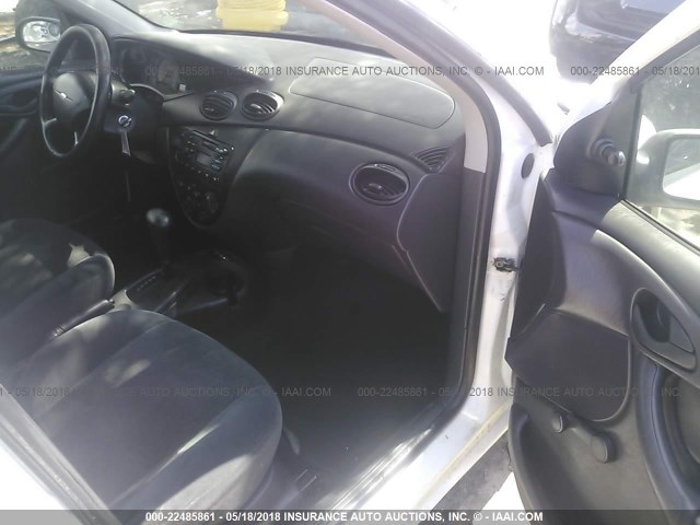 1FAFP33P7YW107898 - 2000 FORD FOCUS LX WHITE photo 5