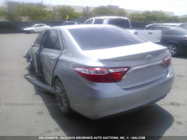 4T1BF1FK6GU228315 - 2016 TOYOTA CAMRY LE/XLE/SE/XSE SILVER photo 3