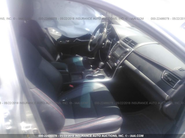 4T1BF1FK6GU228315 - 2016 TOYOTA CAMRY LE/XLE/SE/XSE SILVER photo 5