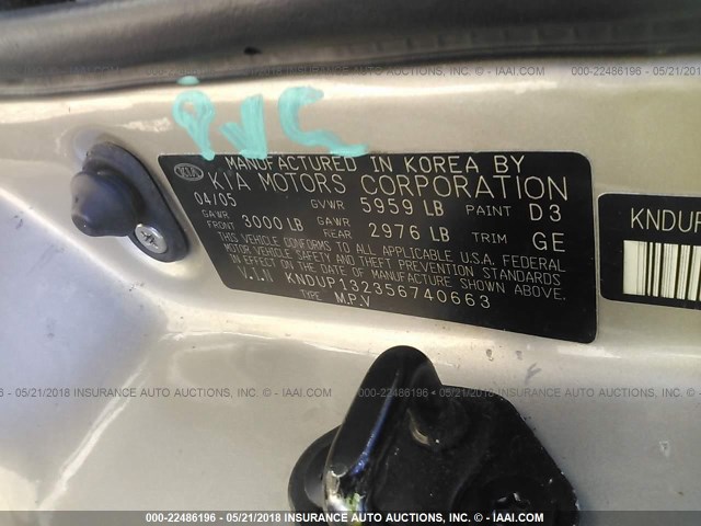 KNDUP132356740663 - 2005 KIA SEDONA EX/LX SILVER photo 9