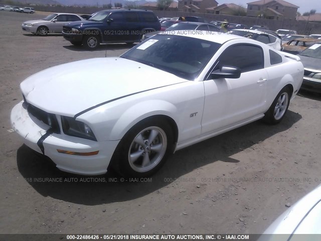 1ZVFT82H975203949 - 2007 FORD MUSTANG GT WHITE photo 2
