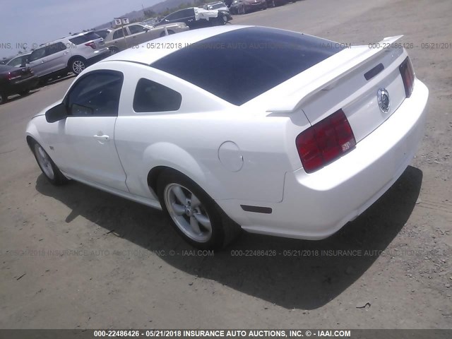 1ZVFT82H975203949 - 2007 FORD MUSTANG GT WHITE photo 3