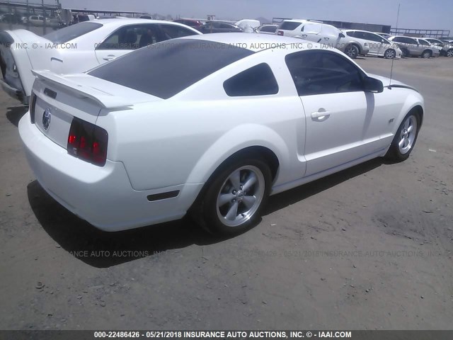 1ZVFT82H975203949 - 2007 FORD MUSTANG GT WHITE photo 4