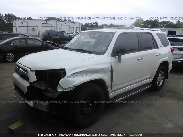 JTEBU5JR4D5134103 - 2013 TOYOTA 4RUNNER SR5/LIMITED/TRAIL WHITE photo 2